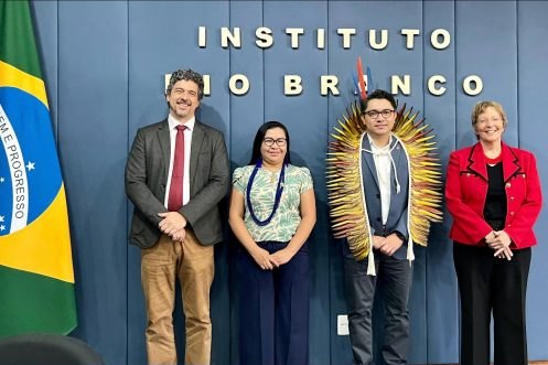 Quatro participantes diante da parede do Instituto Rio Branco